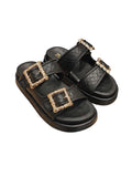 Sandalia chunky modelo Gardenia de Zuoro Shoes en cuero negro texturizado, con dos bandas anchas y hebillas frontales ajustables