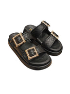 Sandalia chunky modelo Gardenia de Zuoro Shoes en cuero negro texturizado, con dos bandas anchas y hebillas frontales ajustables