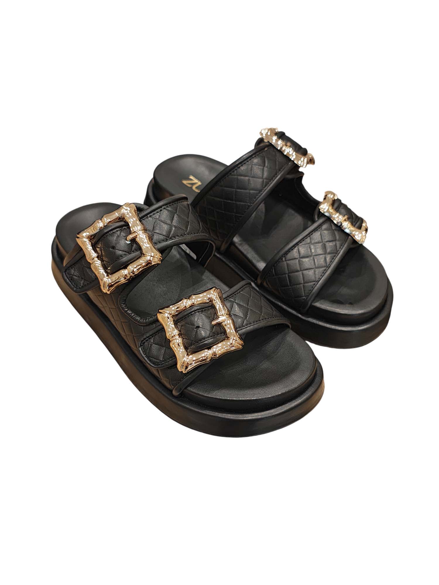 Sandalia chunky modelo Gardenia de Zuoro Shoes en cuero negro texturizado, con dos bandas anchas y hebillas frontales ajustables