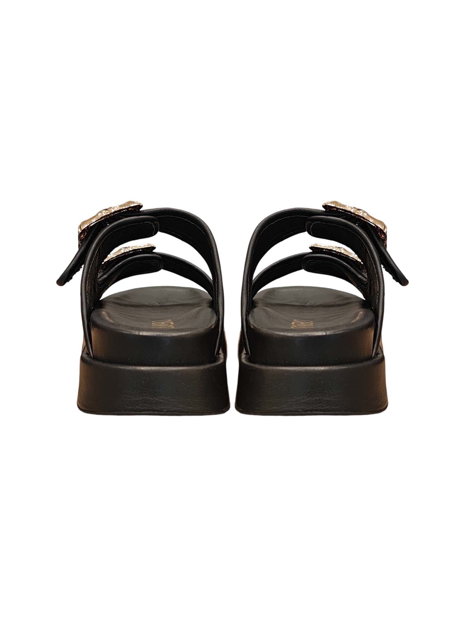 Vista posterior del modelo Gardenia en negro, mostrando la base sólida de la plataforma para un caminar estable