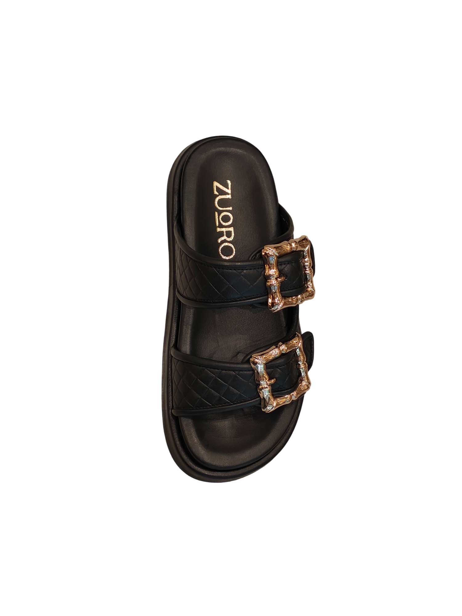 Vista superior de la sandalia Gardenia negra, destacando la amplitud de la horma y el detalle de las hebillas metálicas sobre el empeine