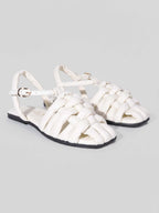 Sandalias blancas planas modelo Gemma de Zuoro Shoes, diseño de tiras entrecruzadas tipo malla y suela delgada