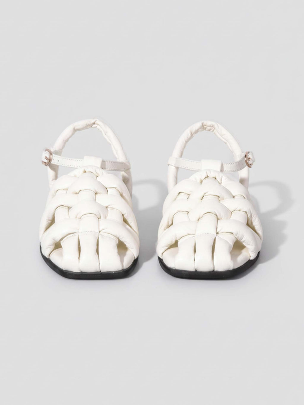 Vista de frente de sandalias blancas Gemma, destacando el tejido acolchado moderno y el estilo minimalista femenino