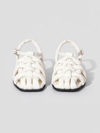 Vista de frente de sandalias blancas Gemma, destacando el tejido acolchado moderno y el estilo minimalista femenino