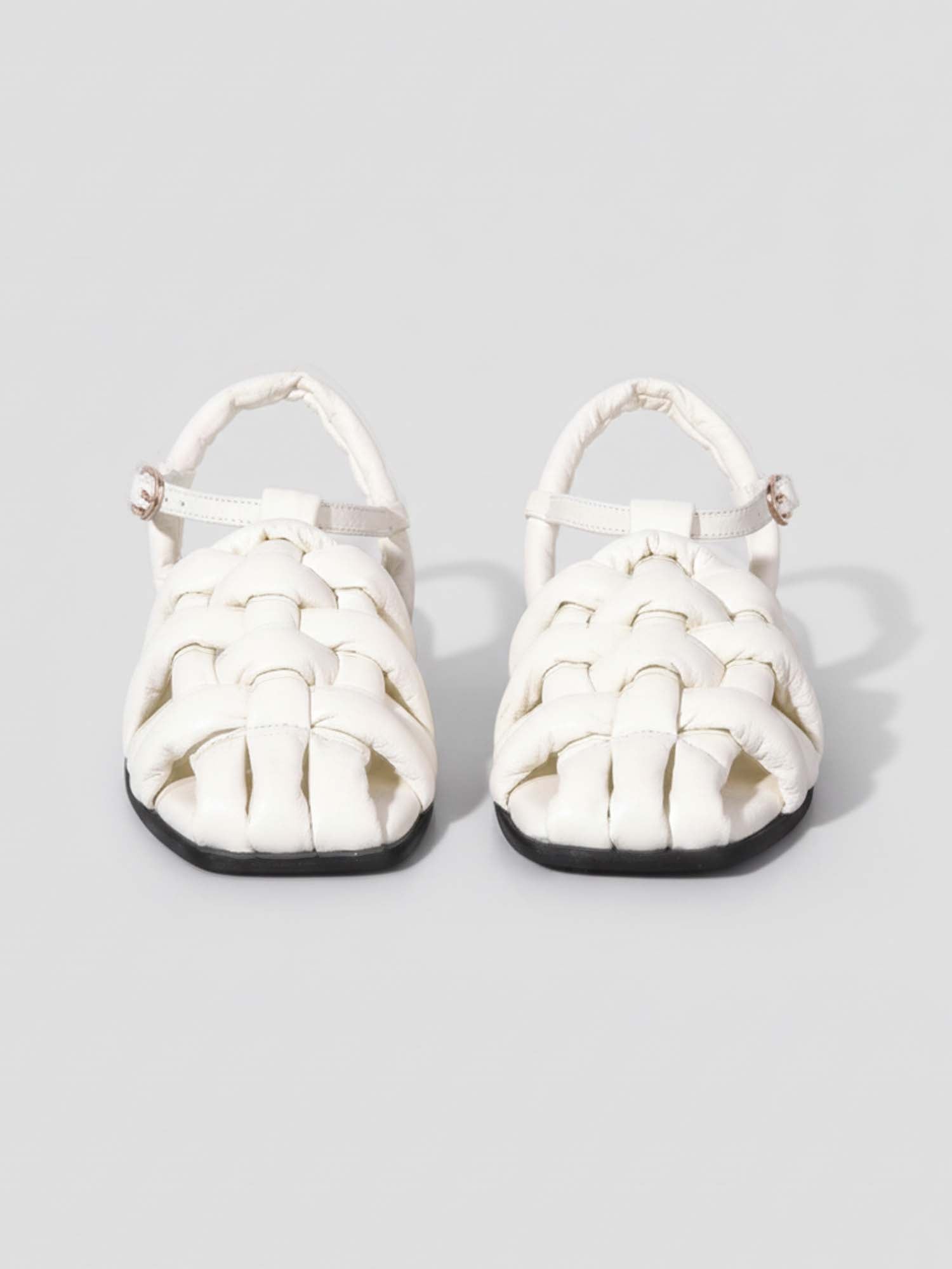 Vista de frente de sandalias blancas Gemma, destacando el tejido acolchado moderno y el estilo minimalista femenino