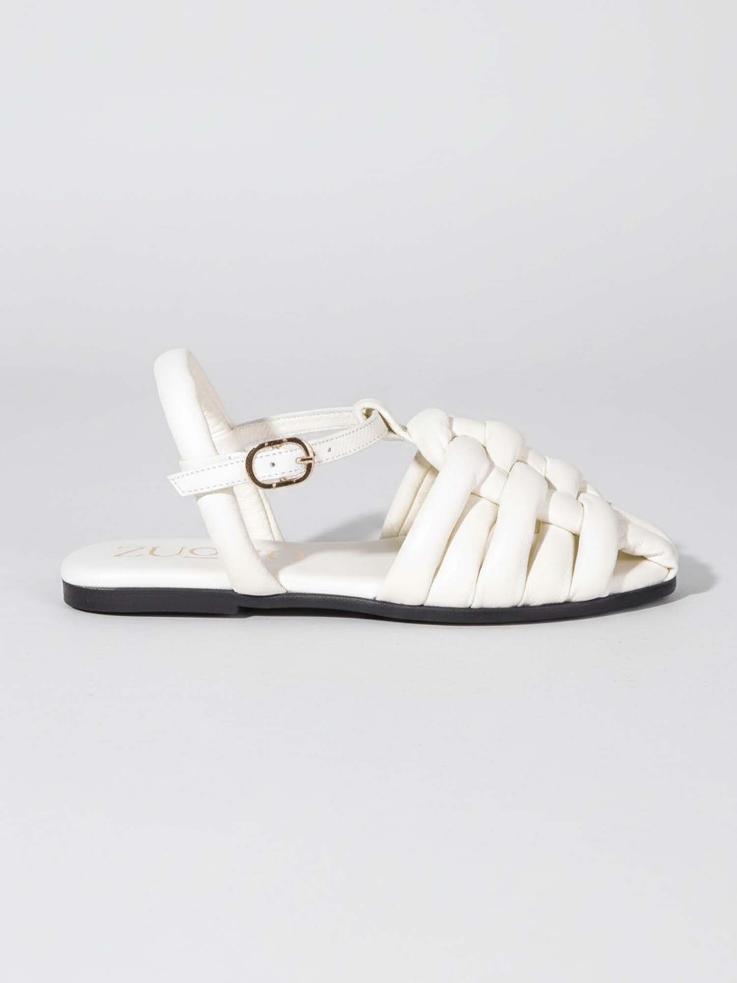 Lateral de sandalia blanca Gemma con cierre de hebilla al tobillo, calzado plano cómodo y seguro de Zuoro Shoes