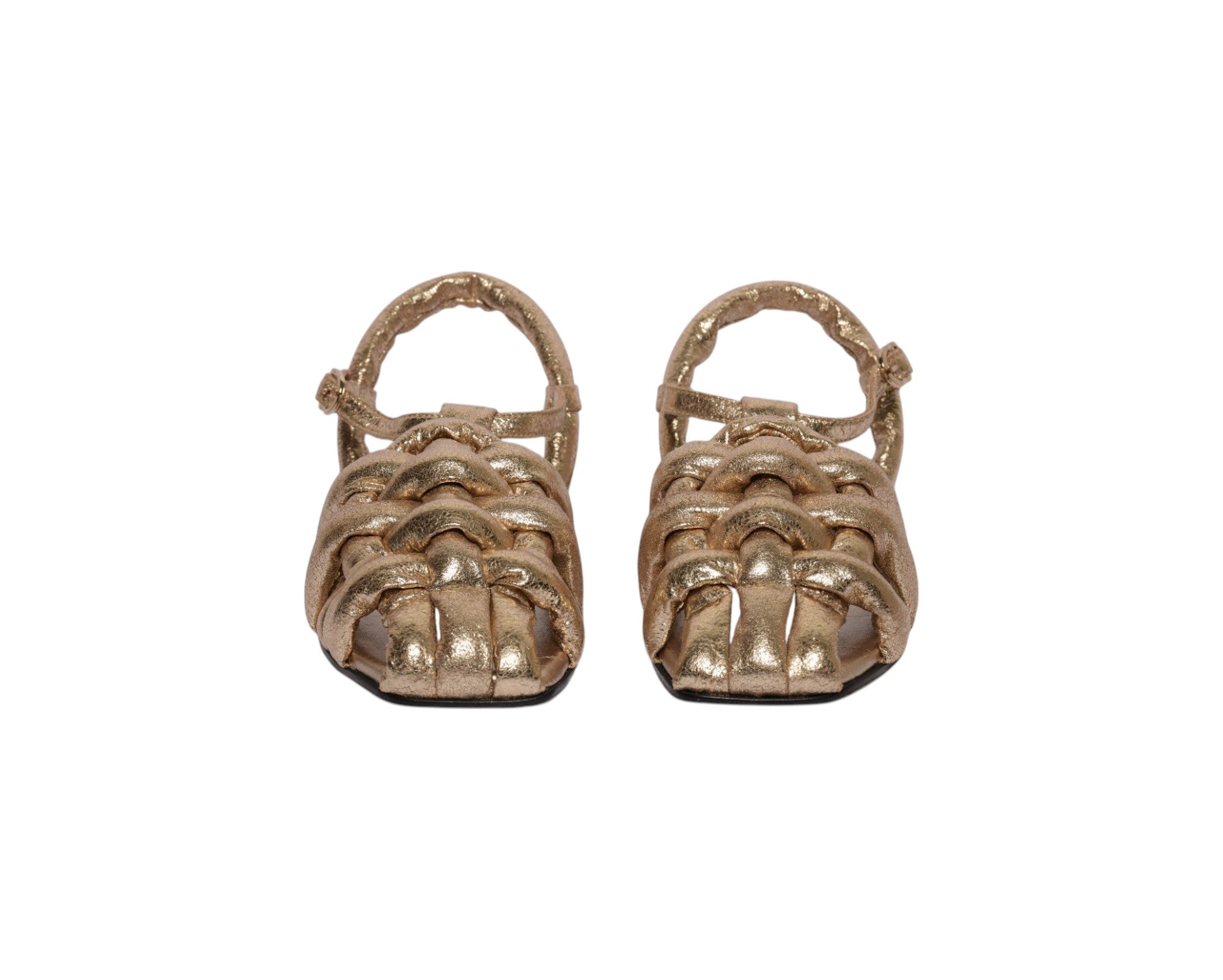 Vista frontal de sandalias doradas Gemma, resaltando el diseño de red acolchada y la punta cuadrada elegante