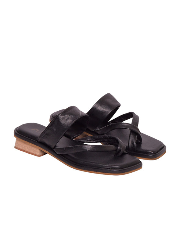 Sandalia slide negra modelo Gigi de Zuoro Shoes, diseño de tiras delgadas cruzadas al dedo con mini tacón en acabado madera natural