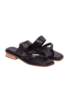 Sandalia slide negra modelo Gigi de Zuoro Shoes, diseño de tiras delgadas cruzadas al dedo con mini tacón en acabado madera natural