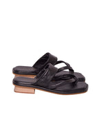 Perfil de la sandalia Gigi de Zuoro Shoes, mostrando el mini tacón de madera que eleva sutilmente el talón y el diseño de suela delgada