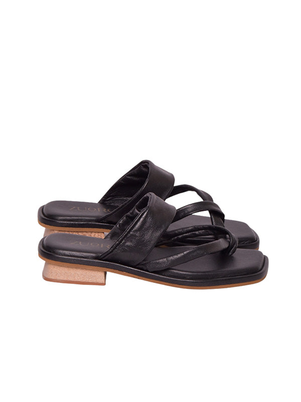 Perfil de la sandalia Gigi de Zuoro Shoes, mostrando el mini tacón de madera que eleva sutilmente el talón y el diseño de suela delgada