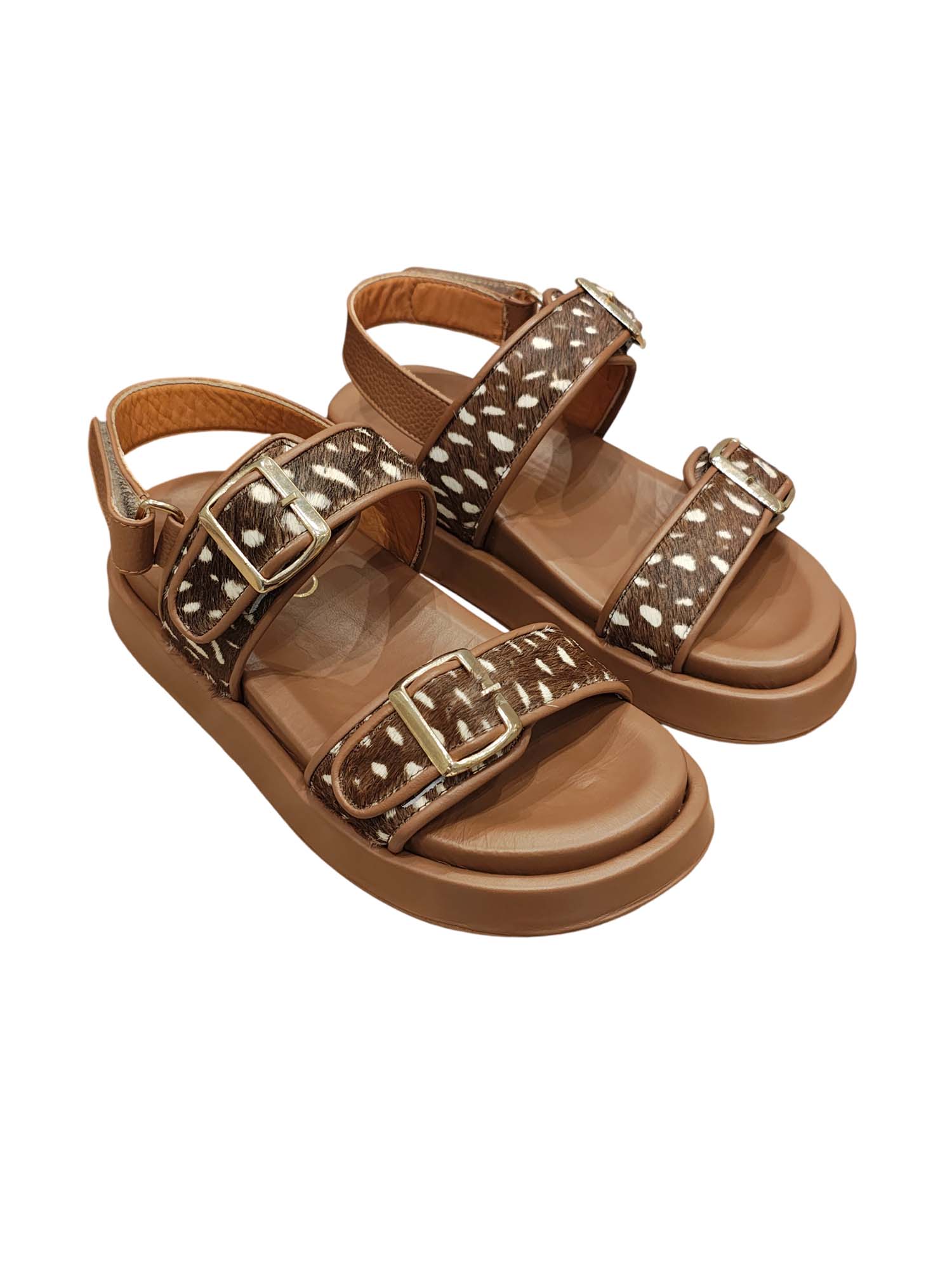 Sandalia modelo India de Zuoro Shoes en estampado Bambi print, con dos tiras anchas frontales, hebillas decorativas y plantilla tipo cuna