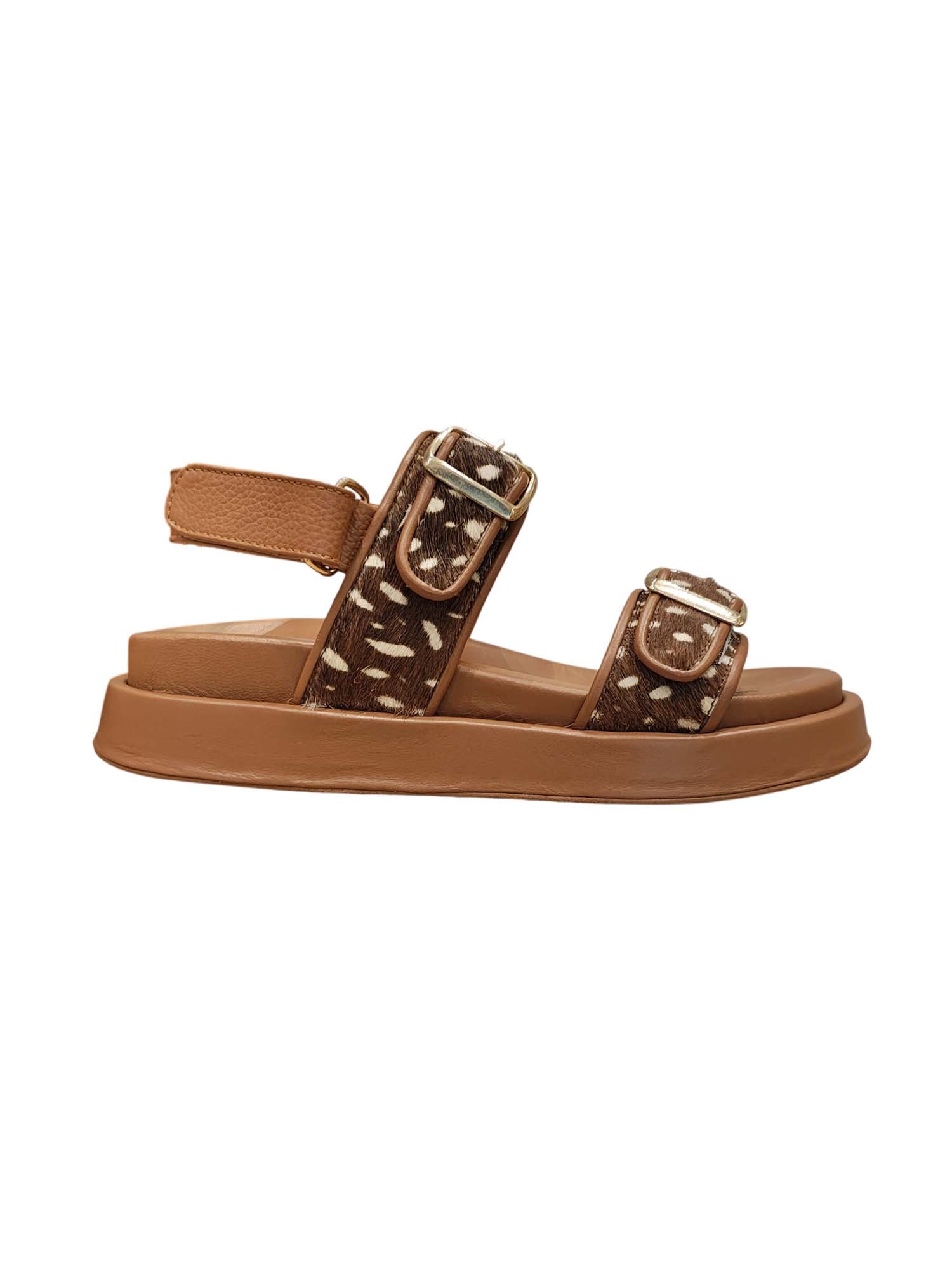 Perfil de la sandalia India resaltando la profundidad de la plantilla tipo cuna y el sistema de ajuste con velcro al tobillo para mayor soporte