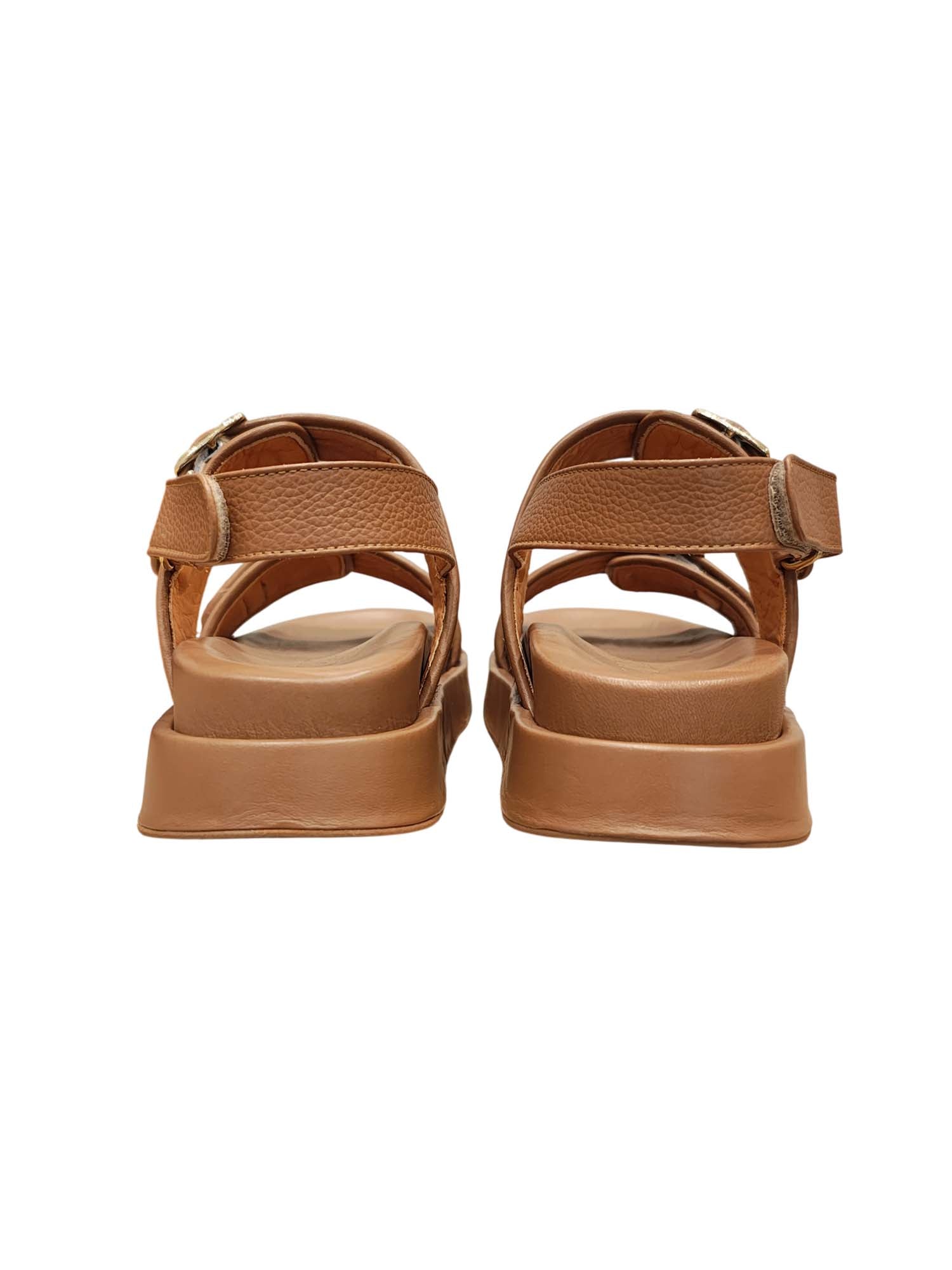 Vista posterior del modelo India, mostrando el cierre de velcro reforzado y la base estable de la suela en tono neutro