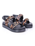 Sandalia con plantilla cuna modelo India de Zuoro Shoes, diseño animal print con dos tiras anchas, hebillas decorativas y cierre de velcro
