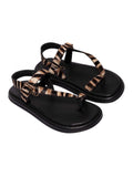 Sandalia plana modelo Kala de Zuoro Shoes en animal print, con diseño de tiras cruzadas al dedo y ajuste de hebilla al tobillo