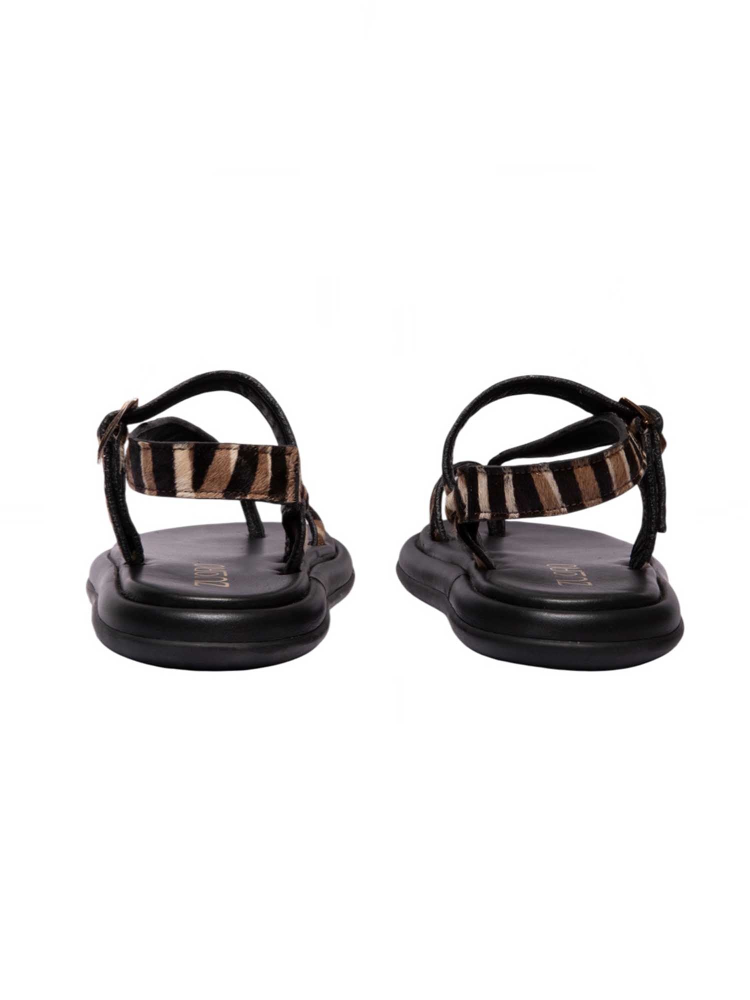 Vista posterior de la sandalia Kala resaltando la suela redondeada y el sistema de tiras delgadas en cuero texturizado tipo print