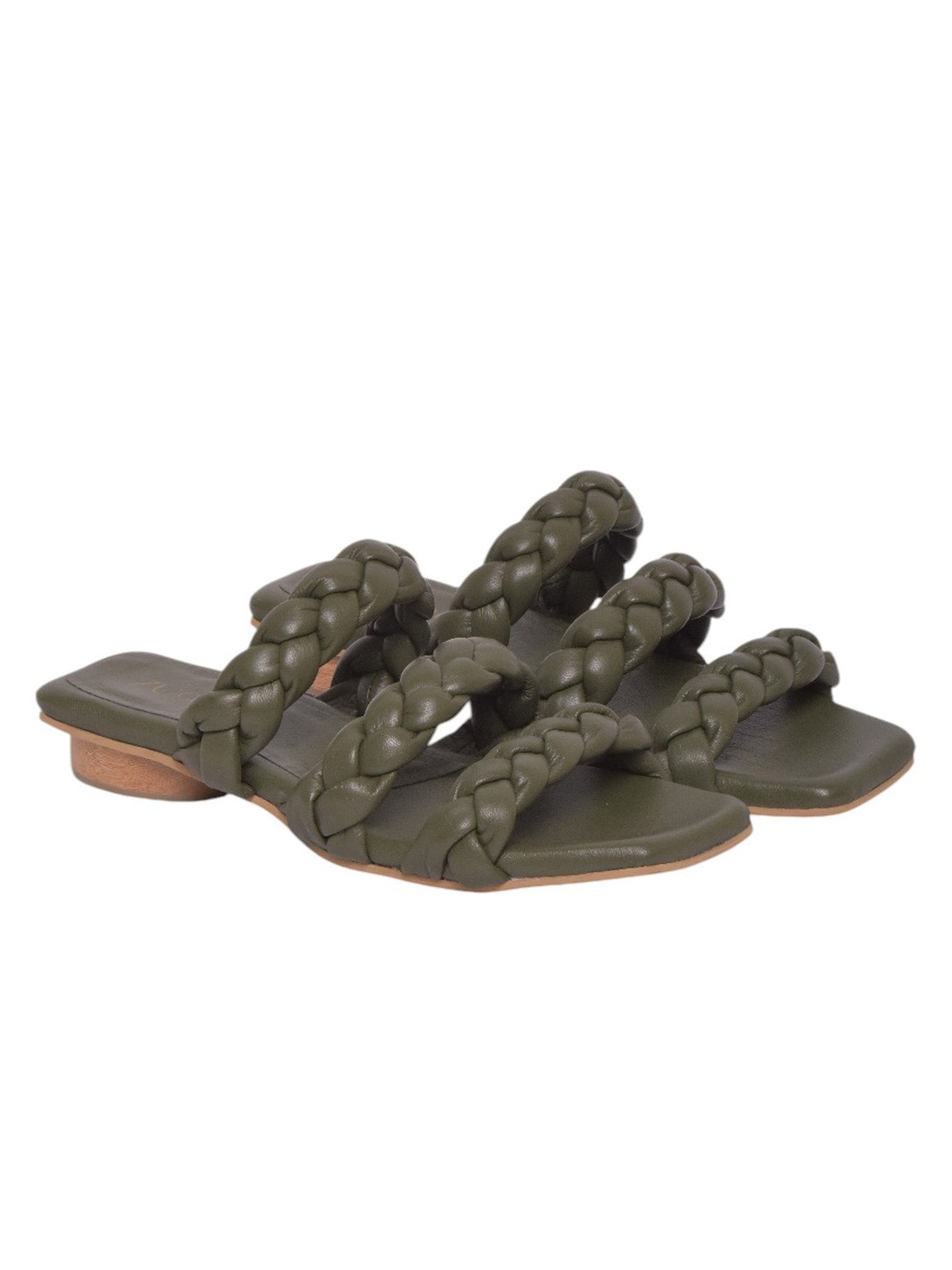 Sandalia slide plana modelo Lia de Zuoro Shoes, color verde con tres tiras frontales trenzadas artesanalmente y mini tacón de madera