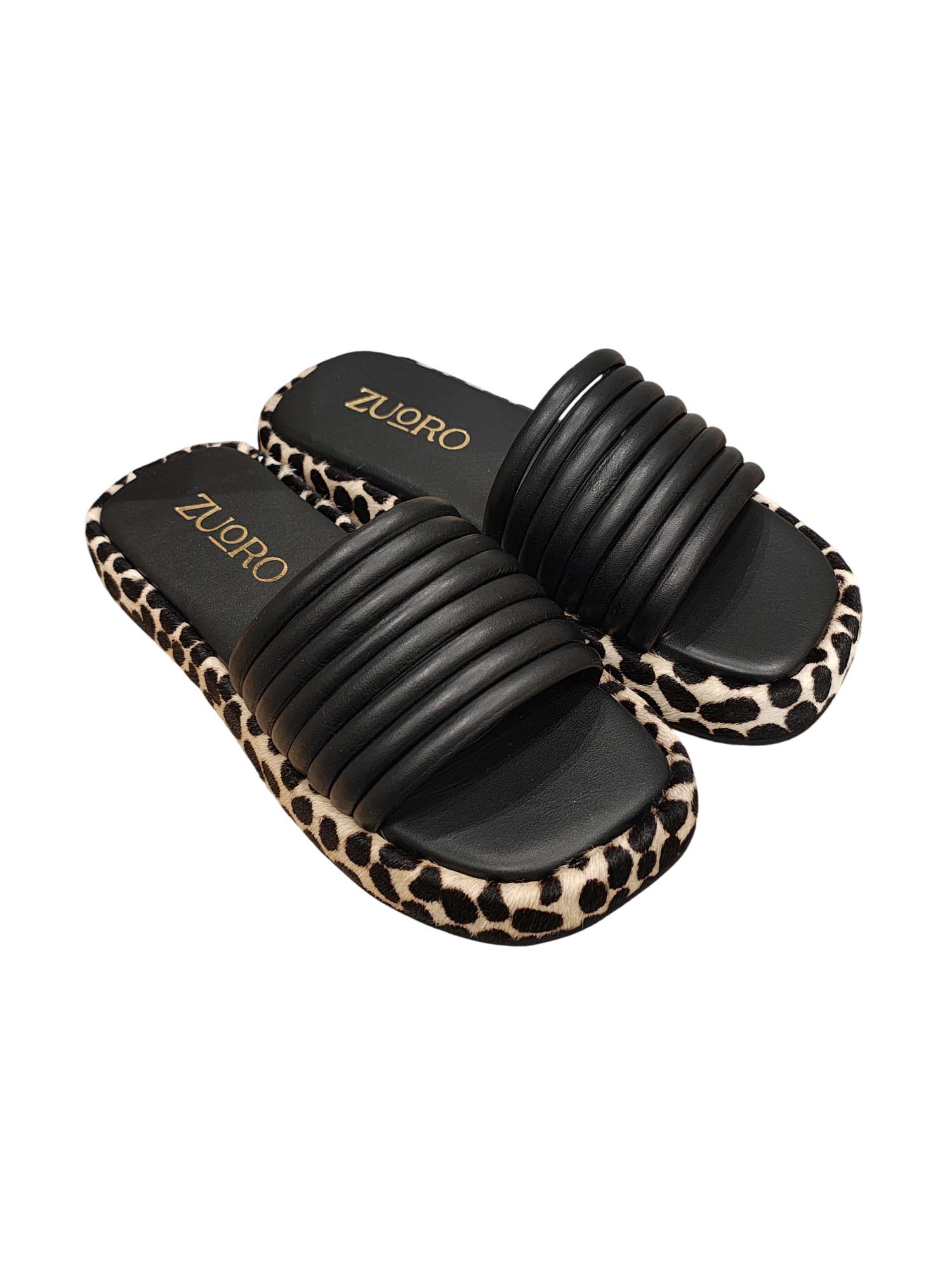 Sandalia slide modelo Loto de Zuoro Shoes en color negro, con tiras tubulares acolchadas y plataforma flatform recubierta en animal print