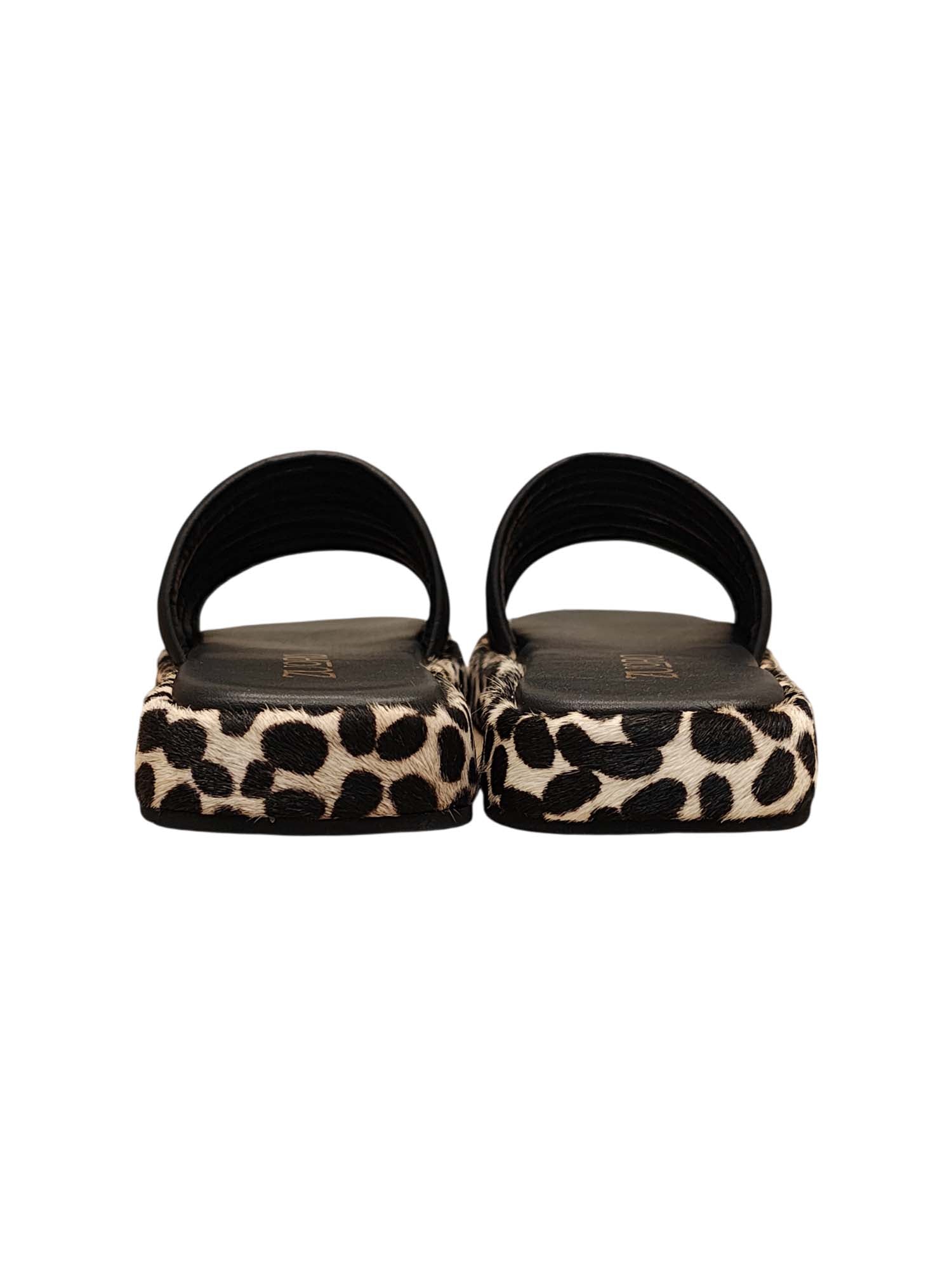 Vista posterior del modelo Loto, mostrando la continuidad del animal print en la base y el diseño abierto para un calce inmediato