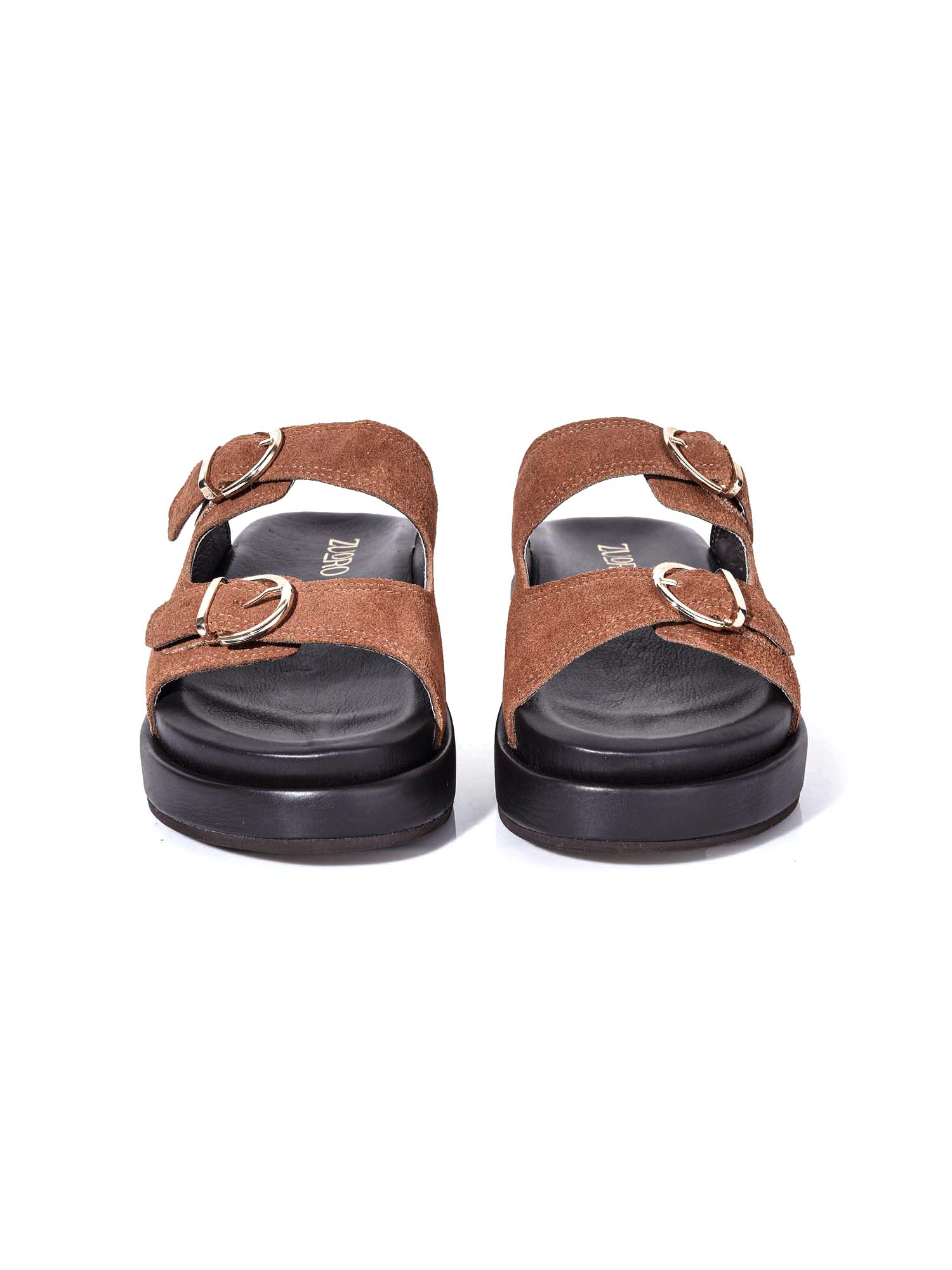 Vista frontal de la sandalia Maha resaltando la textura suave de la carnaza y el sistema de doble faja ajustable para un calce perfecto