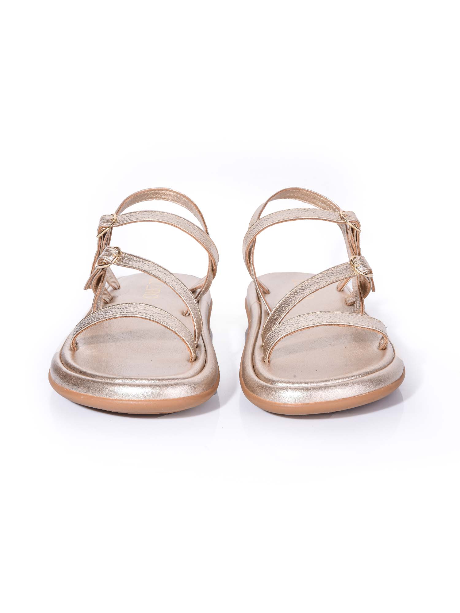 Vista frontal de la sandalia Mali dorada, resaltando la delicadeza de las tiras sobre el pie y el brillo metalizado premium