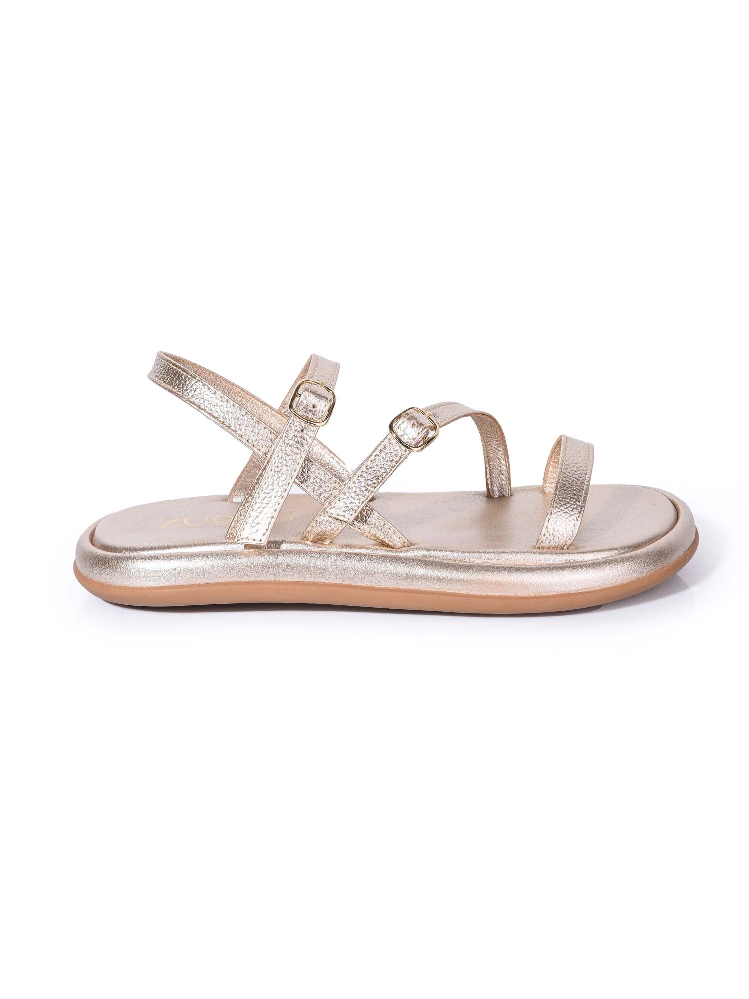 Perfil de la sandalia Mali dorada de Zuoro Shoes, mostrando la suela plana delgada y el ajuste seguro al tobillo