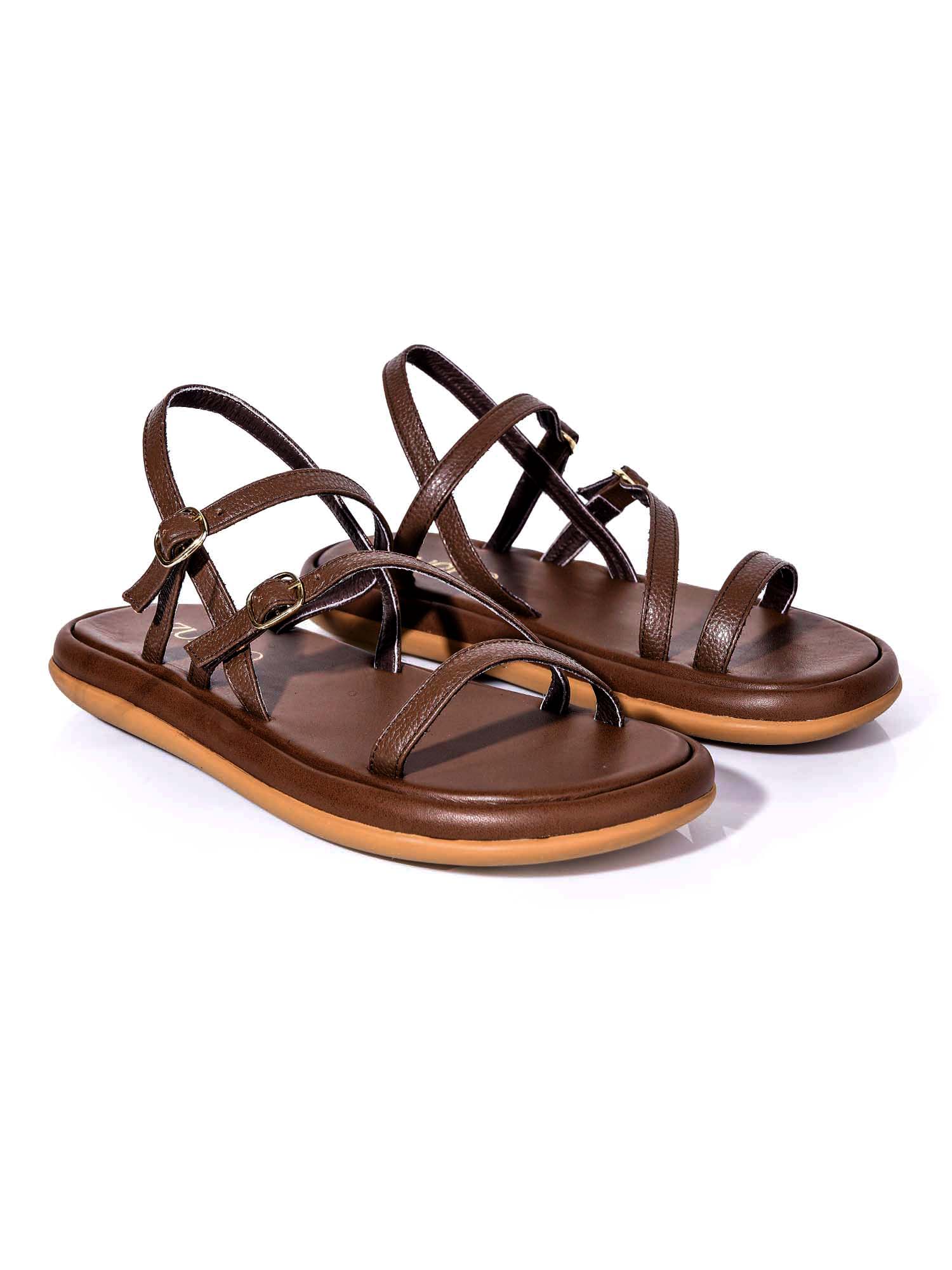 Sandalia plana marrón modelo Mali de Zuoro Shoes, con tiras suaves de cuero y sistema de ajuste con hebillas metálicas