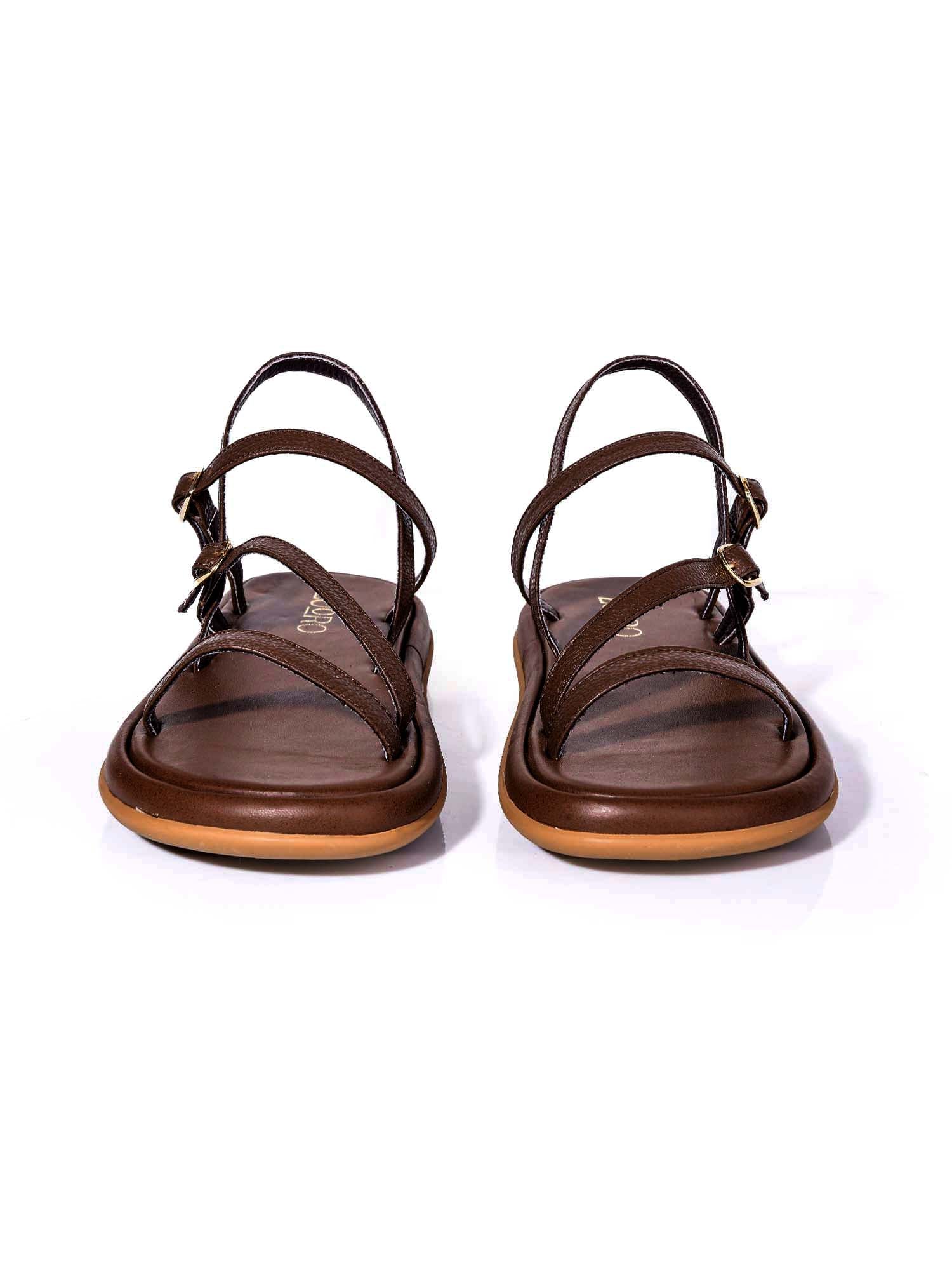 Vista frontal de la sandalia Mali marrón, destacando el tono natural del material y el diseño de tiras cruzadas que estilizan el pie