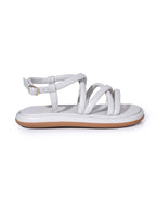 Perfil de la sandalia Nara blanca resaltando la ligereza de la estructura y el ajuste delicado al tobillo