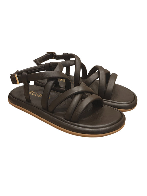 Sandalia modelo Nara de Zuoro Shoes, con tiras tubulares acolchadas en color ébano café y hebilla para mejor soporte