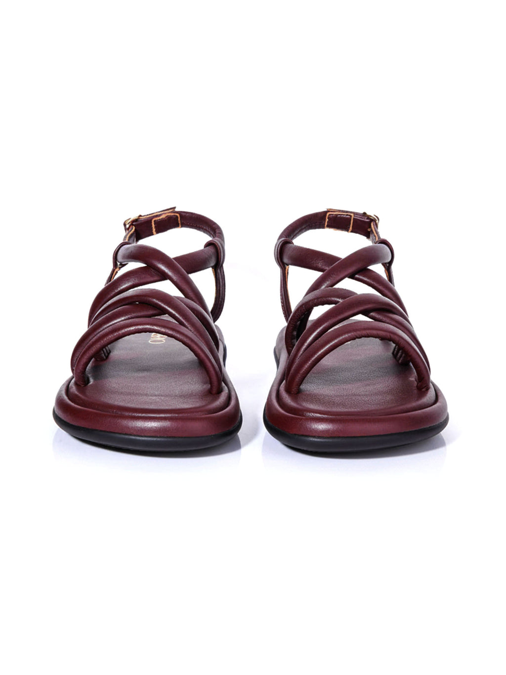 Vista frontal de la sandalia Nara vinotinto, resaltando el brillo sutil del material y la suavidad de las tiras del empeine