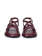 Vista frontal de la sandalia Nara vinotinto, resaltando el brillo sutil del material y la suavidad de las tiras del empeine