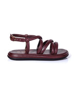 Perfil del modelo Nara vinotinto, mostrando el contraste de la suela plana y la sofisticación del ajuste al tobillo