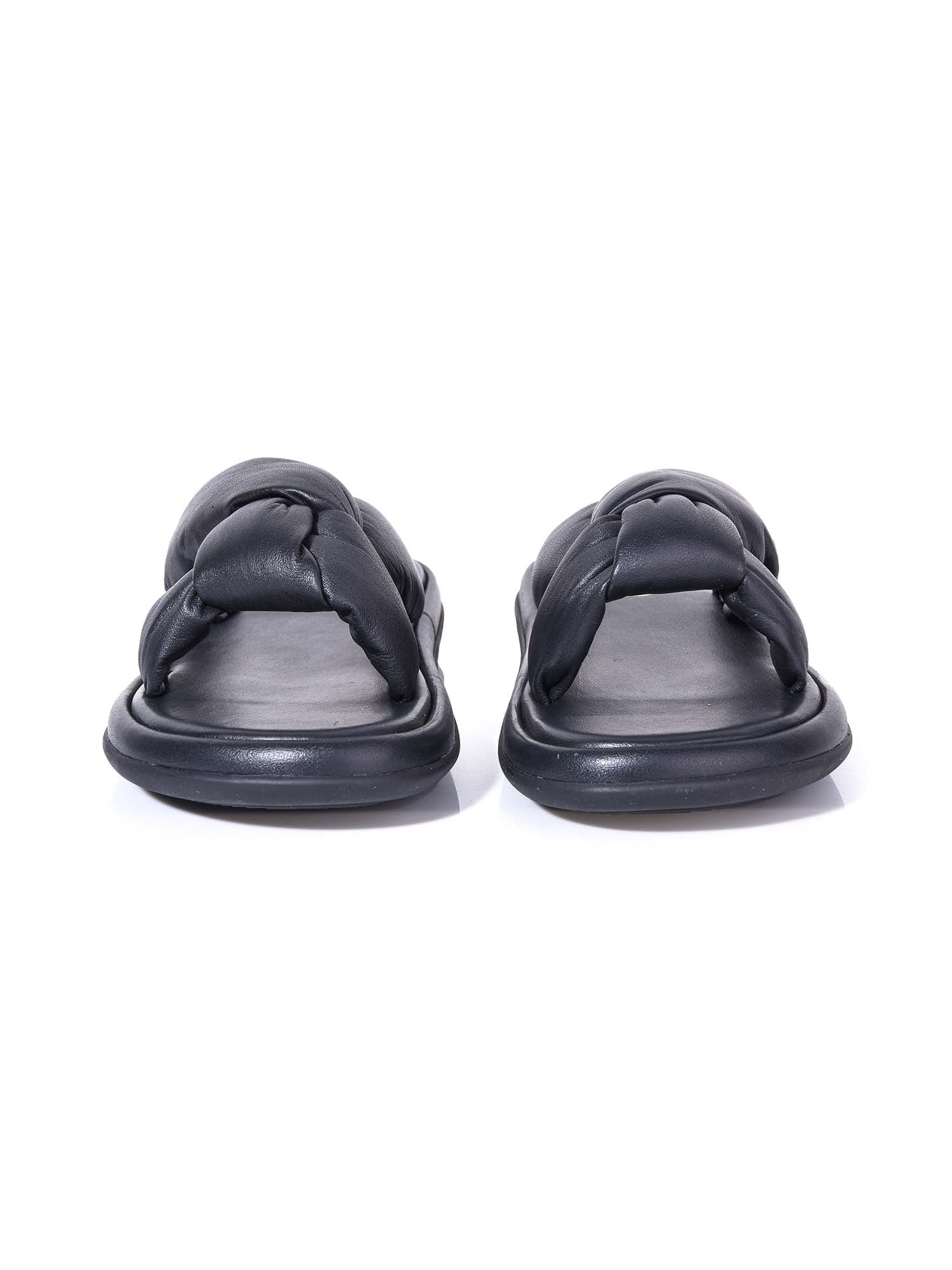 Vista frontal de la sandalia Olive resaltando el relieve de las tiras acolchadas y el acabado suave del nudo sobre el empeine