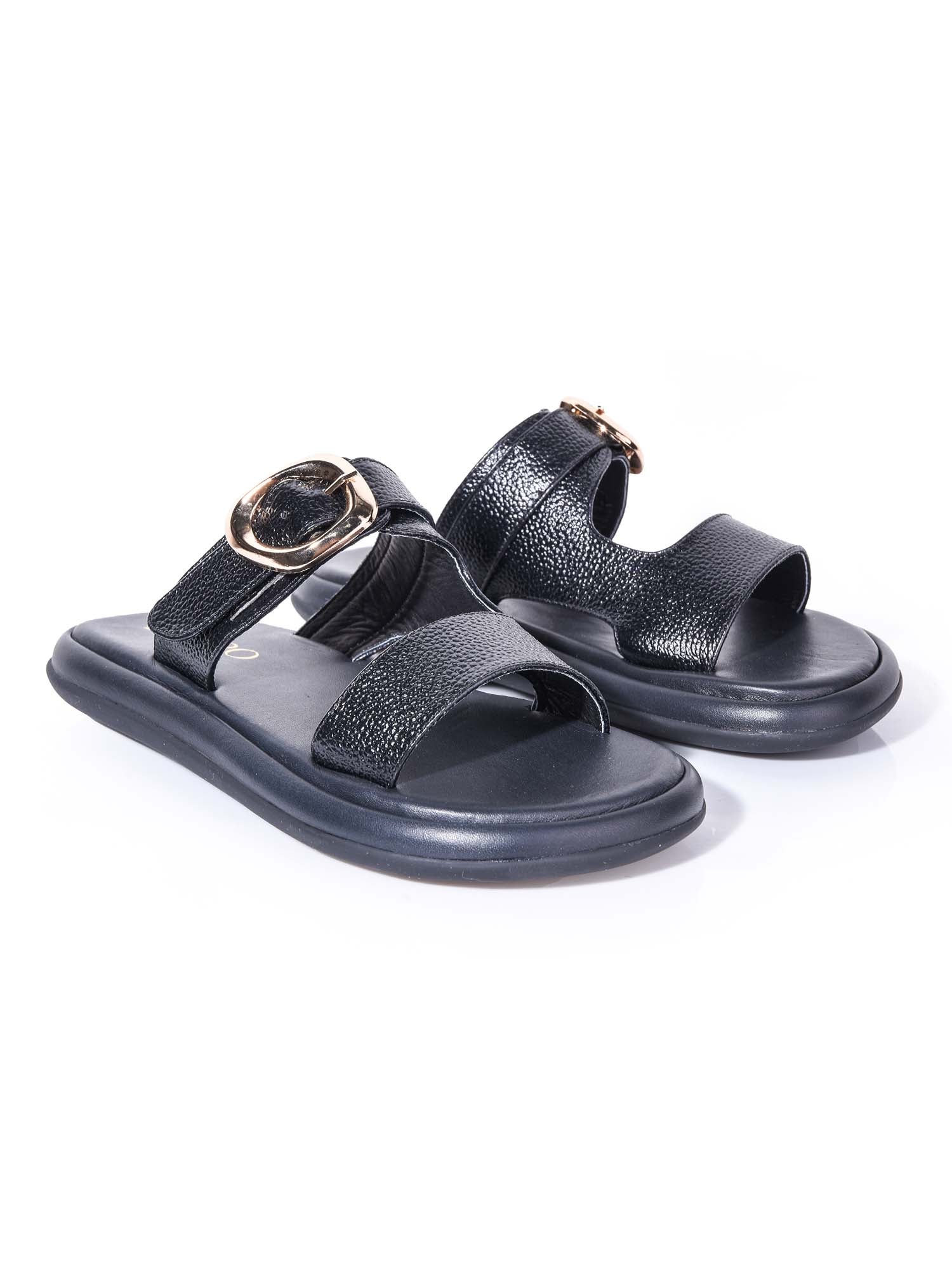 Sandalia slide negra modelo Ona de Zuoro Shoes, con capellada de dos bandas anchas estilizadas y cierre de hebilla elegante