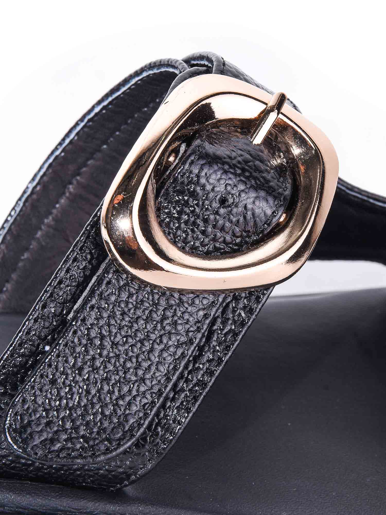 Primer plano de la hebilla elegante de la sandalia Ona, destacando el acabado premium de los herrajes y la textura de la banda