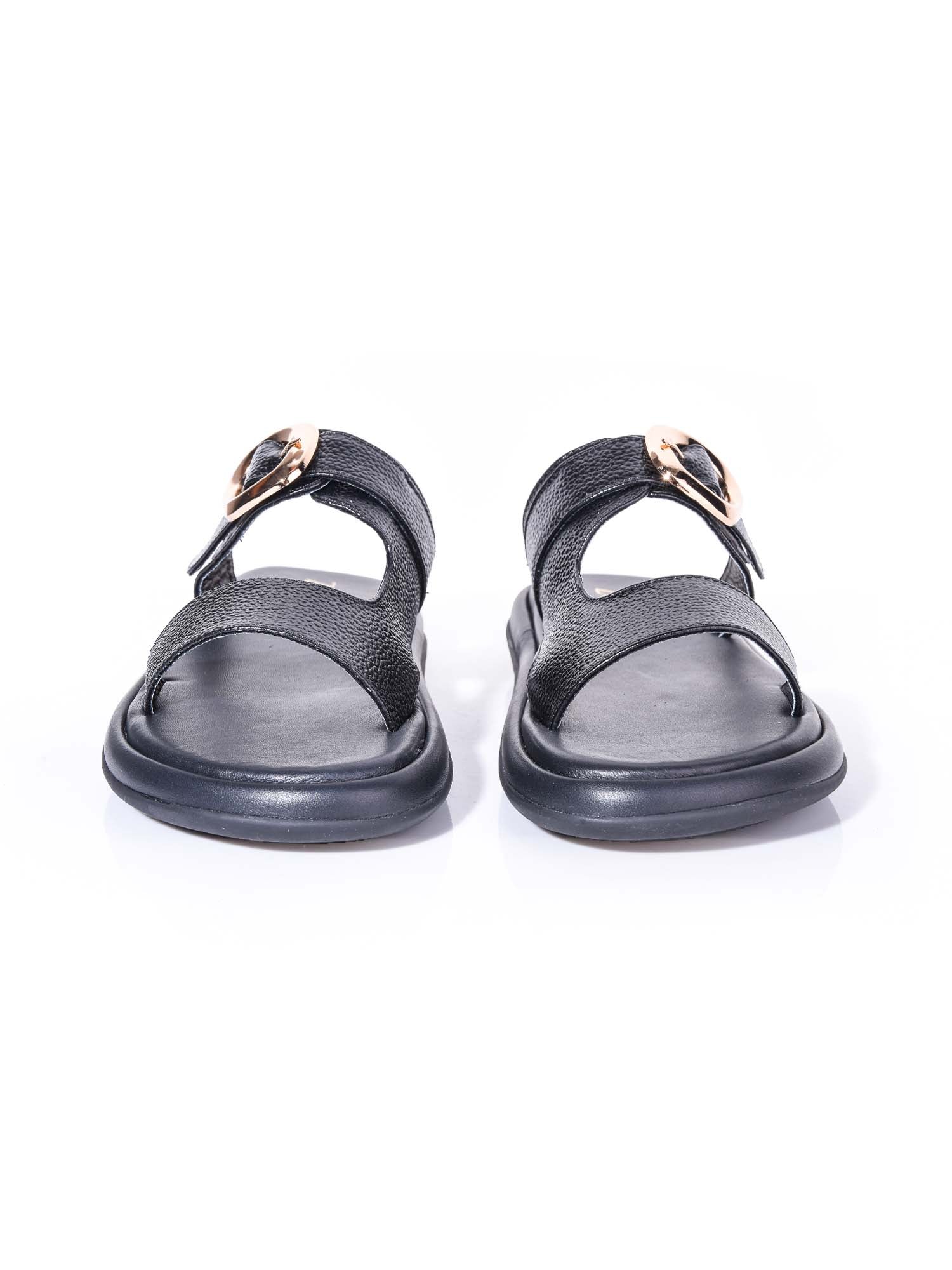 Vista frontal de la sandalia Ona resaltando la simetría de las bandas negras y la cobertura equilibrada sobre el empeine