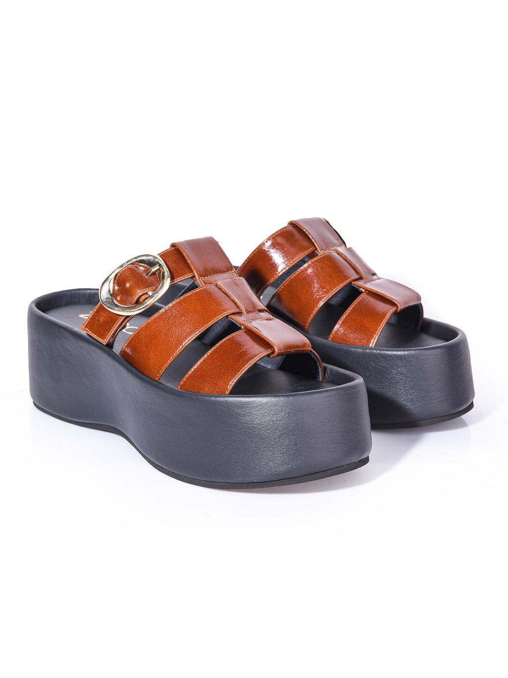 Sandalia plataforma marrón modelo Alta de Zuoro Shoes, diseño de tiras anchas envolventes con suela negra y hebilla funcional