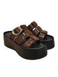 Sandalia plataforma marrón modelo Alta de Zuoro Shoes, diseño de tiras anchas envolventes con suela negra y hebilla funcional