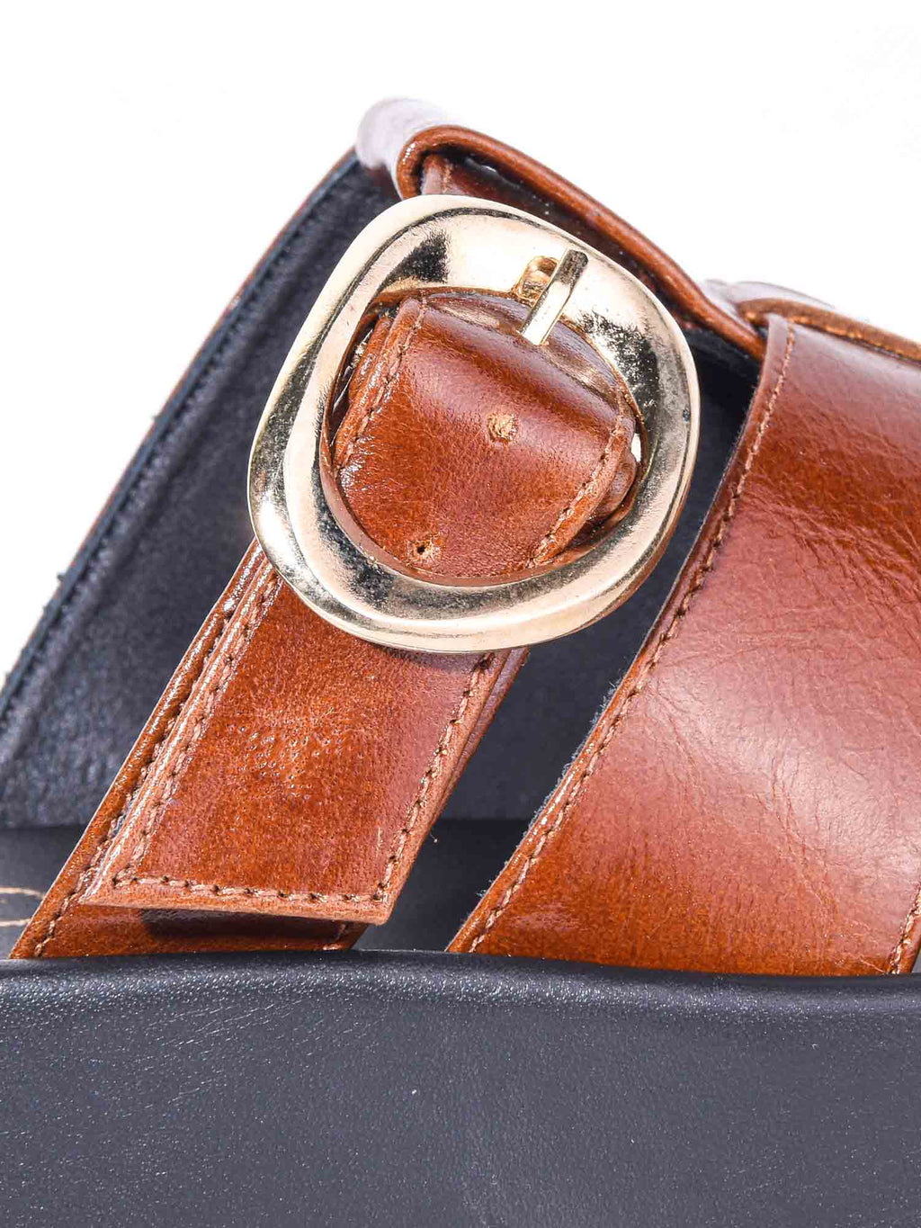 Detalle de la hebilla de ajuste en la sandalia marrón Alta, garantizando confort personalizado para diferentes anchos de pie