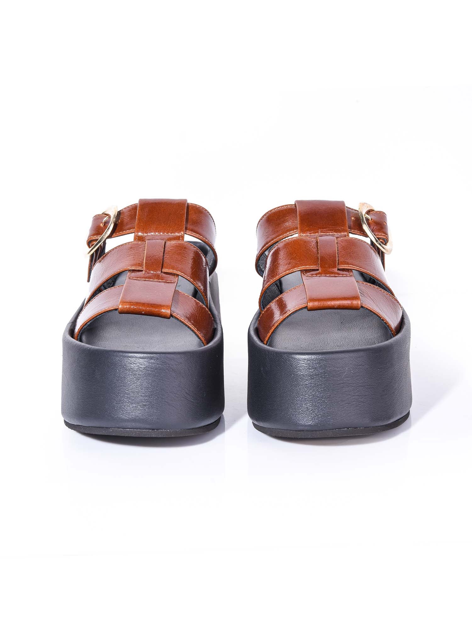 Vista frontal de la sandalia Alta marrón destacando el tono cálido del cuero en contraste con la base negra estructurada