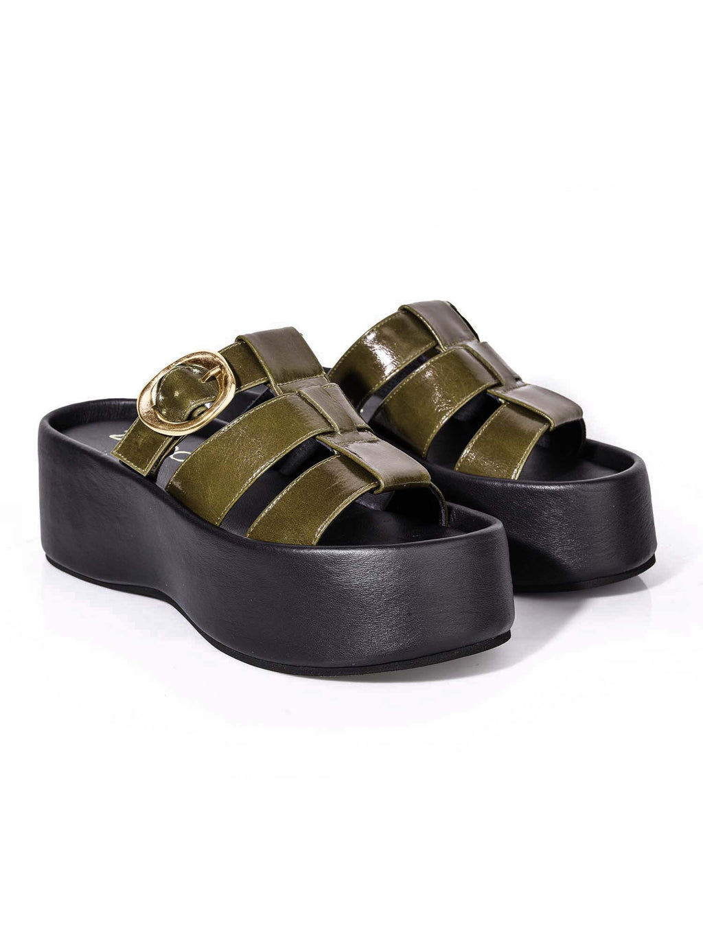 Sandalia de plataforma tipo slide modelo Alta de Zuoro Shoes en color verde, con tiras anchas envolventes y suela negra en contraste