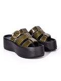 Sandalia de plataforma tipo slide modelo Alta de Zuoro Shoes en color verde, con tiras anchas envolventes y suela negra en contraste