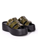 Sandalia de plataforma tipo slide modelo Alta de Zuoro Shoes en color verde, con tiras anchas envolventes y suela negra en contraste