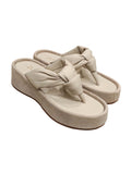 Sandalia de plataforma modelo Aster de Zuoro Shoes en color arena, con diseño tipo thong y base recubierta en cuero carnaza para un acabado de lujo artesanal