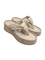 Sandalia de plataforma modelo Aster de Zuoro Shoes en color arena, con diseño tipo thong y base recubierta en cuero carnaza para un acabado de lujo artesanal