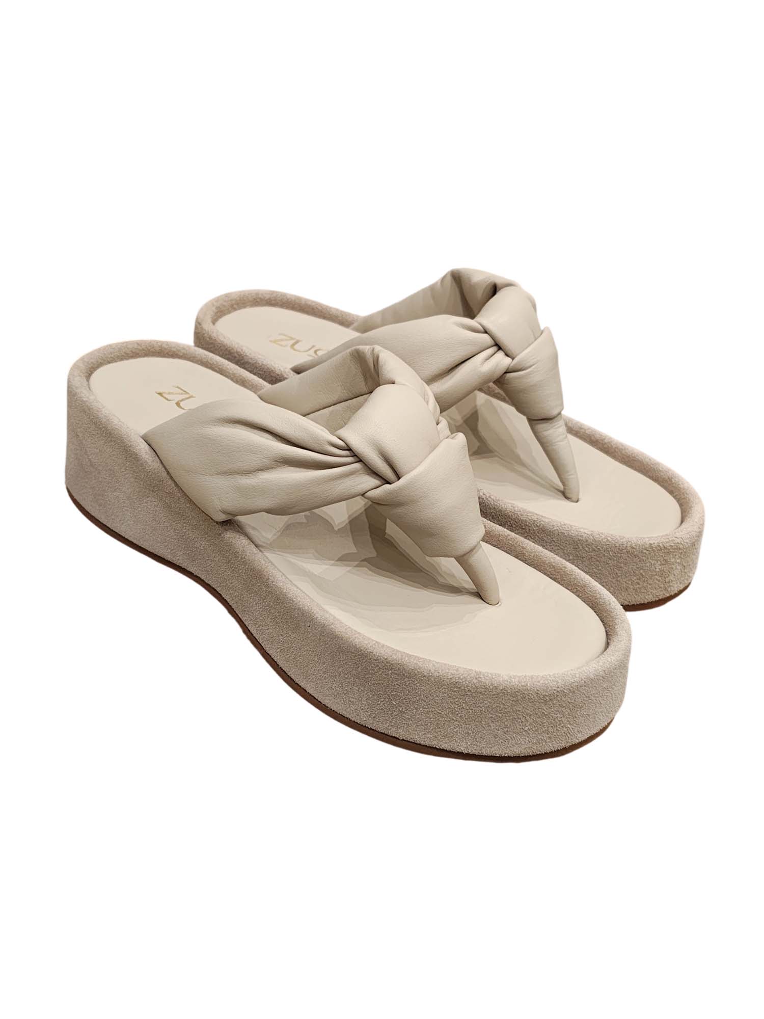 Sandalia de plataforma modelo Aster de Zuoro Shoes en color arena, con diseño tipo thong y base recubierta en cuero carnaza para un acabado de lujo artesanal