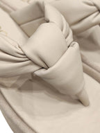 Primer plano del nudo en cuero puffy en la plataforma del modelo Aster, resaltando la suavidad del material y la precisión en los acabados de Zuoro Shoes