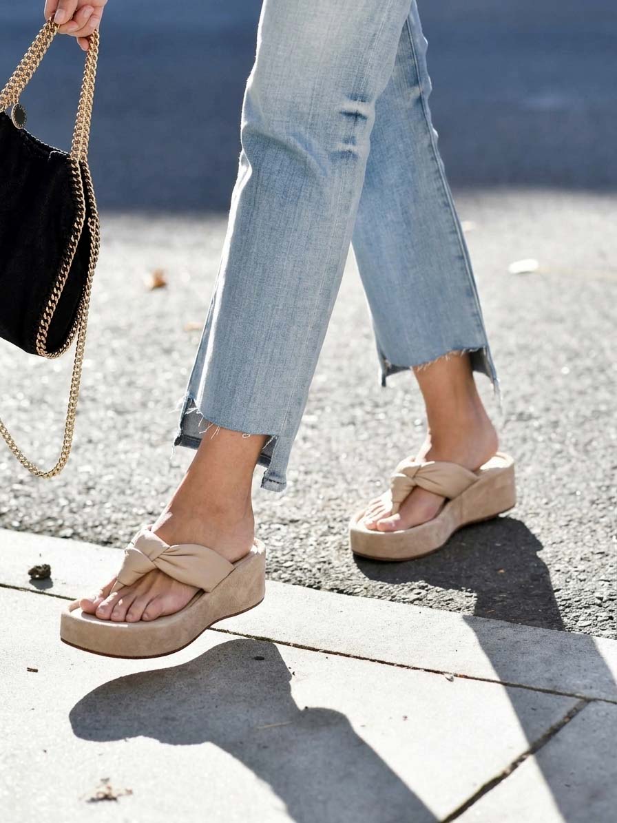 Modelo caminando con la sandalia Aster de Zuoro Shoes en color arena, resaltando su versatilidad